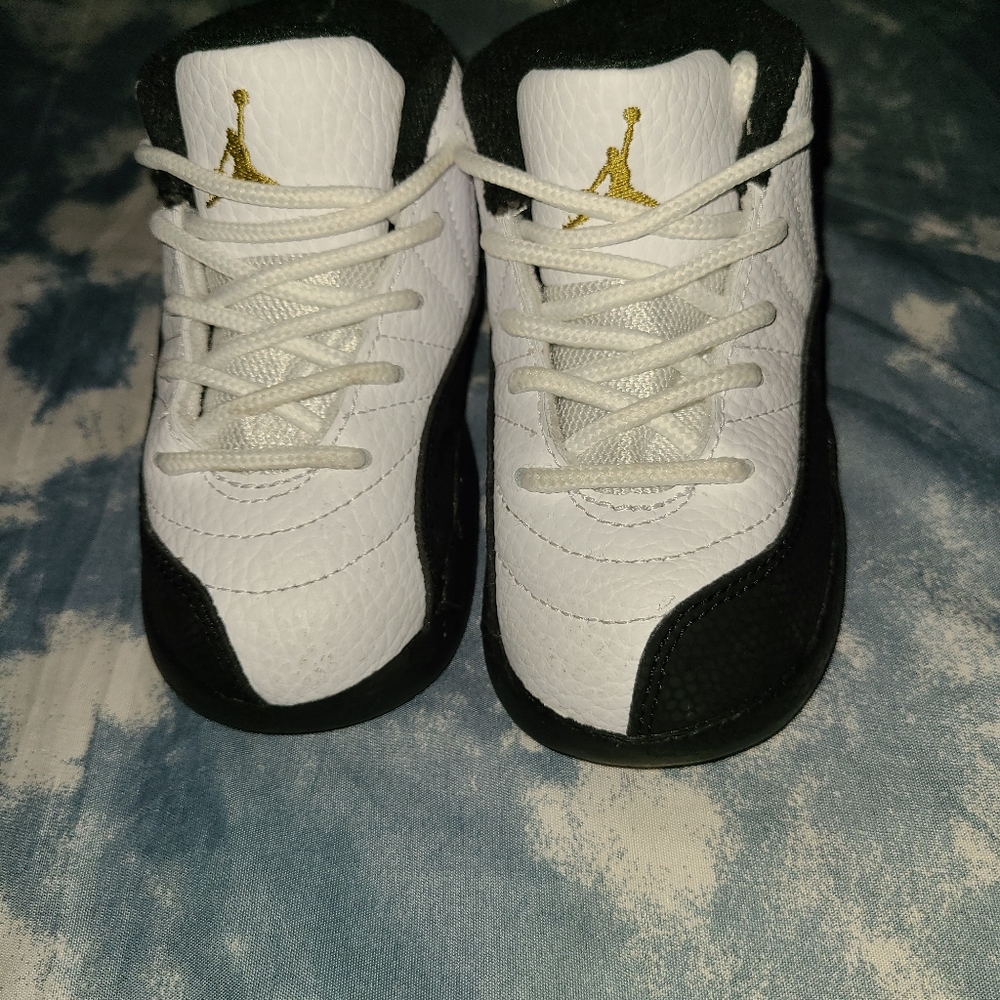 UNISEX JORDAN 12s